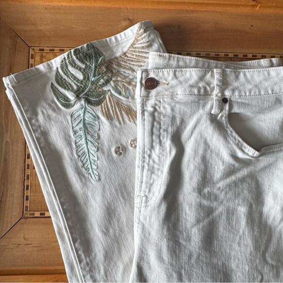 Chico’s High Rise Straight Leg Crop Cream Jeans Embroidered Tropical 3 16 XL - Picture 5 of 9